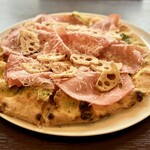 Bosco - ・モルタデッラとレンコンのピッツァ
      クリスピーで小麦の芳醇さが広がる生地
      蓮根のシャクシャク食感の後に広がる甘味と香り
      粒胡椒入りのモルタデッラの塩みと旨み
      それらが自家製バジルソースと相まって最高！