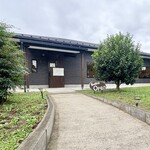 Bosco - ・店舗外観
      住宅街の中とは思えぬほど広々としたミドリ豊かな庭園
      その奥へと続くアプローチの先に
      上品な佇まいの平屋建て店舗が静かに佇んでいます