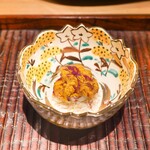 ぬま田 - 噴火湾産毛蟹、黄菊花&紫菊花のお浸し載せ