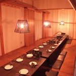 チョップスティックカフェ汁べゑ - ひろーいお座敷は３０人くらいで宴会してね。