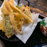 うどん 兎麦 - 兎麦弁当 天ぷら(飾りうどん、のり、海老、オクラ、さつまいも、追加の鶏天)