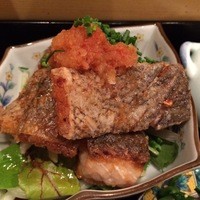 会席料理 岸由 - 素揚げの鮭と野菜