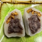 和菓子司 なぎら長春堂 - くるみ餅の断面、粒あんの上にくるみ