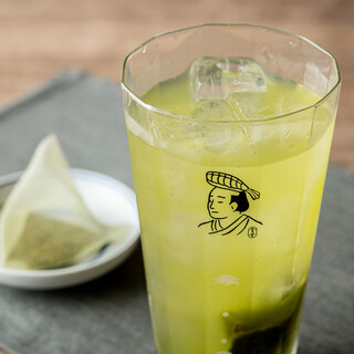 ドリンクによってオリジナルグラスでご提供