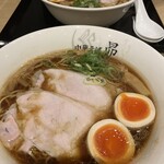 中華そば 昴 - 味玉　丸鶏中華そば　1100円