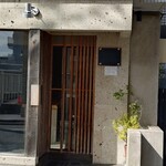 里の宿 - 普通のお宅と見間違える玄関