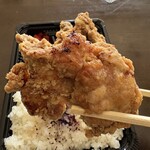 クワハラカルビ - 大きな唐揚げ
