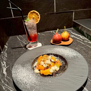 シンプルながら個性溢れるカプレーゼ×華やかで美しいカクテル