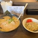 喜一郎 小樽手宮店 - 味噌ラーメン大盛りとチャーハン
