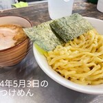 R - 参考:昨年GWのつけめんは こんな感じだった
      明らかに麺が変わっている。
