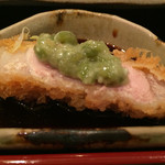 のもと家・ロースかつを、コクと甘味のある鹿児島醤油につけ、さらに、茎わさびをのせて食べる