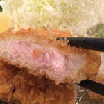 のもと家・とろりとした甘い脂に包まれたピンクのロース肉は鹿児島の六白黒豚