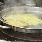 R - 手前 汁なし用、奥は つけめん用