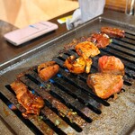 焼肉 東郷 - 焼く