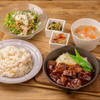 自家製マッシュポテトと とろける牛肉の赤ワイン煮込みプレート