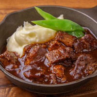 とろける牛肉の赤ワイン煮込みと自家製マッシュポテト添え