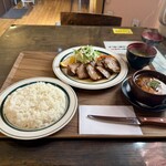 キッチン あずま - 仔牛の厚切りタンステーキ♡（ 塩 ）と、ごろごろミニタンシチュー♡