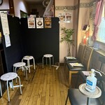 キッチン あずま - 入り口を入ると、右側に待合スペースがあります｡