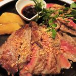 イタリアン肉バル あべのダイナー - すっごいボリュームなんだよ！焼き加減もばっちりだね。
      ひと口食べると、お口のなかが肉汁でいっぱいになります。
      添えられているステーキソースもこちらの自家製なのかな。