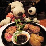 イタリアン肉バル あべのダイナー - 豪州黒牛サーロインの1ポンドステーキ・ガーリックソース(450g)。
      通常2800円のこちらのメニューが、今回1周年記念ということで、
      11月3日～13日の期間限定価格で1000円なんだよ～♪