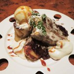 イタリアン肉バル あべのダイナー - 焼きたて”カリトロ”フレンチトースト530円。
      穴があいてるお皿でおもしろいー！