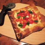 イタリアン肉バル あべのダイナー - フレッシュモッツァレラとトマトのマルゲリータ800円。
      とってもきれいなビジュアルだよね♪