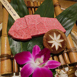 和牛 まつした - ミスジステーキ。写真の前にチョッと触っちゃった！！！