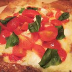 イタリアン肉バル あべのダイナー - チーズがたっぷりかかっていて、トマトが甘くておいしい～
      デニッシュ生地が好きなので、どんどん食べてしまうよ。