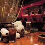 窓際の席に案内してもらったので、きれいな夜景を見ながら、
          まずは乾杯！！
          こちらのお店、180度パノラマ夜景が眺められるというのが
          ウリになっていて、ボキらが座ったお席からは・・・