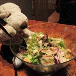 イタリアン肉バル あべのダイナー - そしたら、こんな洗面器みたいな大きな器に入って出てきたから
      びっくりぃぃぃ！！新鮮な野菜をもりもりいただきました。