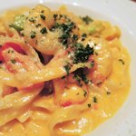 イタリアン肉バル あべのダイナー - アメリケーヌソースって初めて聞いたんだけど、
      あとで調べてみたら、エビの殻を炒めることで赤い色素が出た、
      オレンジ色のソースなんだって。