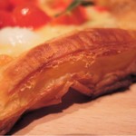 イタリアン肉バル あべのダイナー - 見て見て～、土台がパイ生地なんだよ。
      横から見ると、パイの層がわかるでしょ～。
      こういうピザもあるんだね。
      