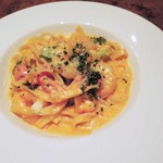 イタリアン肉バル あべのダイナー - プリップリ海老とブロッコリーのアメリケーヌクリームのタリアッテレ。
      レギュラーサイズ880円。オマール海老がいっぱい入ってるね