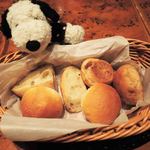 イタリアン肉バル あべのダイナー - こちらのお店ご自慢の焼き立て天然酵母パンだよ。
      3種類のパンが入ってるんだけど、お店のご自慢というだけあって、
      美味しいよ。小麦の味がよくわかります。