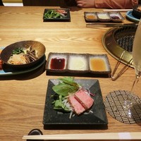 和牛 まつした 本通り店 - 3種類のお味で頂きます。ニンニク醤油、レモン汁、タレ。先ずは白の泡で♡