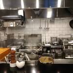 創作麺工房 鳴龍 - 清潔感漂う厨房