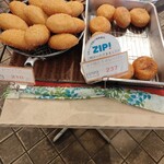 デンマークベーカリー - 店舗内観（カレーパン）