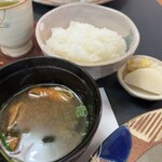 食事処 田菜 - ご飯、お椀、お漬物