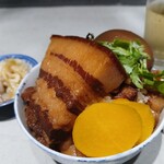 貯水葉 - そして、小さめな？どんぶりには魯肉飯がぎゅうぎゅうと(笑)これじゃ食べづらいので、たくあんを付け合わせ小皿に移動しました。