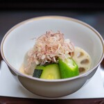 よし町 - 2025.10 冷やし煮物（小芋、ミニトマト、オクラ、蓮根、ズッキーニ、打ち茗荷、胡麻ダレ）