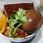 貯水葉 - 苦手なパクチーはさっさと食べて....でもマイルドだったなあ。煮玉子の色合いときたらスゴいです！もちろん、味は染みてました。