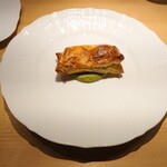 ラ キュイジーヌ ド カワムラ - 秋刀魚のパイ包み えんどう豆のソース