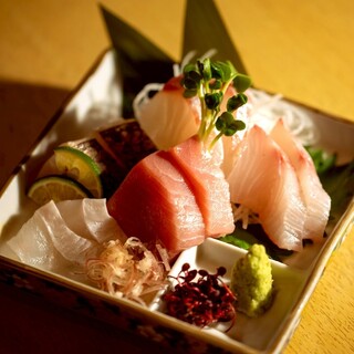 お魚は自社経営の卸売り市場から直送！