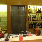 割烹・蕎麦 波と風 - お酒とグラスが並んでいます