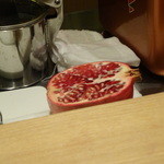 割烹・蕎麦 波と風 - 柘榴の果実を絞ります