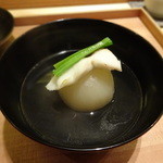 割烹・蕎麦 波と風 - お椀　鯛と蕪
      