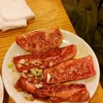 焼肉 近江牛肉店 - 白いお皿（霜降肉盛り合わせ）