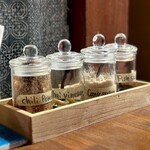 カフェモン - 卓上の基本調味料、クルワンプルーン。
      粉唐辛子（プリックポン）、砂糖（ナムターン）、唐辛子入りのお酢（プリックナムソム）、魚醤（ナンプラー）の4つです。