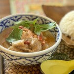 カフェモン - 本場の味、ゲーンペッ。めちゃくちゃうまい！♡
                                ………( °ω°; )、、、激ウマ〜！！！
                                立ち昇るココナッツやタイハーブの香り、これがもう〜めちゃくちゃ好きなんです♡♡♡