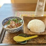 カフェモン - 美しい･:*+.\(( °ω° ))/.:+
      cafe Hmongの料理っていつもほんとに美しい。
      盛り付けも綺麗、食器も可愛いし♡